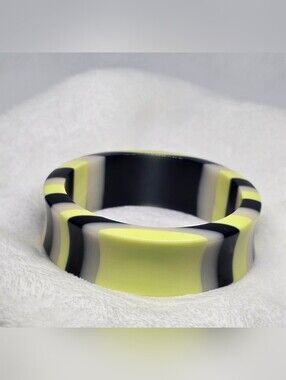 Retro Mod Striped Acrylic Bangle Bracelet Black Bn Metropolitan Yellow Statement